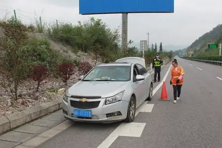 秦滨高速(G0111)车子没油了打什么电话可以送油_24小时补胎电话